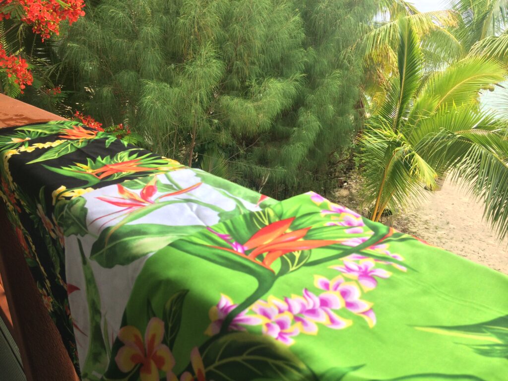 Et-godt-køb-stof-i-metermål-på-Rarotonga-med-mønstre-du-ikke-finder-andre-steder - Sidder Under En Palme