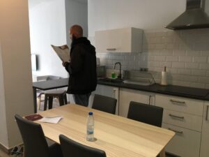 Apartamentos Torre de la Plata - Lejlighed i Sevilla - Sidder Under En Palme