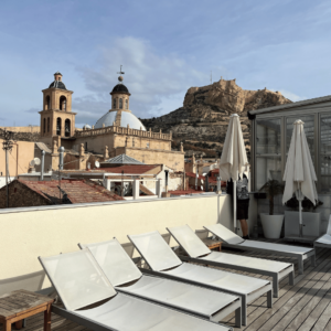 SidderUnderEnPalme - Hotel Hospes Amerigo - Tagterrasse med swimmingpool