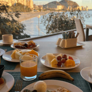 SidderUnderEnPalme - Hotel Melia Alicante - Morgenmad