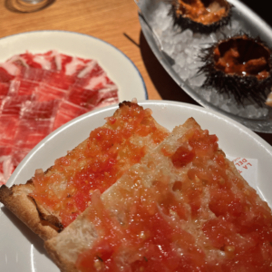 SidderUnderEnPalme - La Taberna del Gourmet, Alicante - Pan de Cristal, Jamon og Søpindsvin