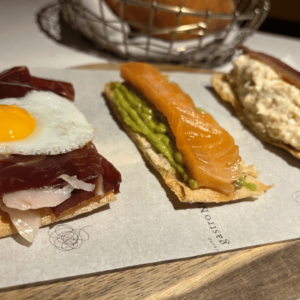 SidderUnderEnPalme - Nou Manolin, Alicante - Swarowski