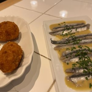 SidderUnderEnPalme - Porbar el Buen Bar, Alicante - Boquerones og croquettas