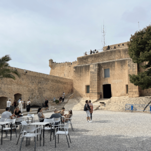 SidderUnderEnPalme - Cafe på Castillo de Santa Barbara