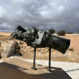 SidderUnderEnPalme - Lucentum - Fragment af statue - Ørnehoveder på sværd