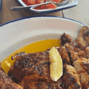 SidderUnderEnPalme - Chickinho på LX Factory i Lissabon