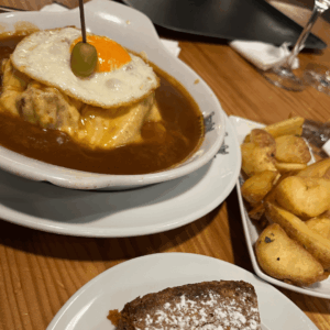 SidderUnderEnPalme - Time Out Market i Lissabon - Francesinha og Toucinho de Ceu