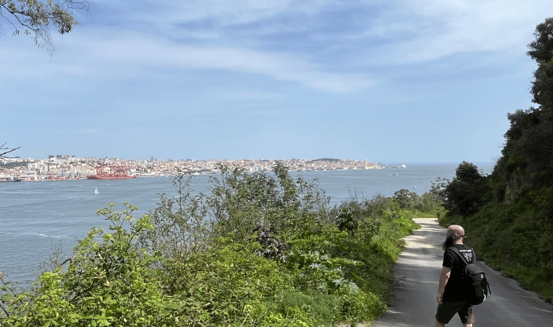 Vandretur langs Cais do Ginjal, Lissabon - SidderUnderEnPalme