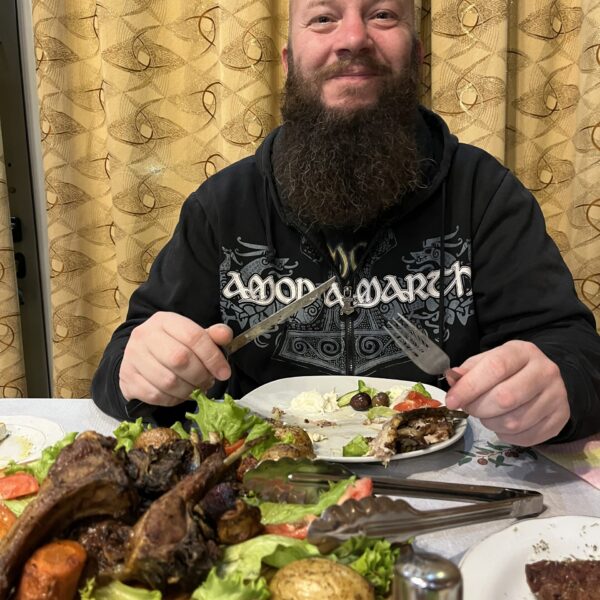 En glad mand på Sofra e Lakrorit En glad mand på Sofra e Lakrorit