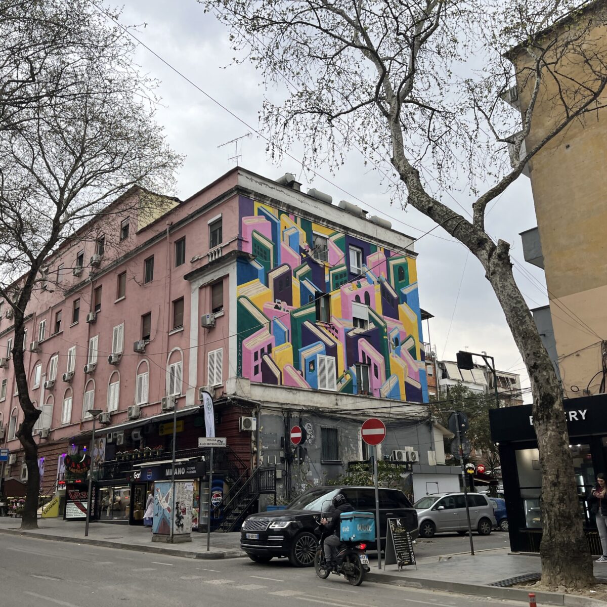 Gadekunst i Blloku, Tirana - SidderUnderEnPalme Gadekunst i Blloku, Tirana - SidderUnderEnPalme