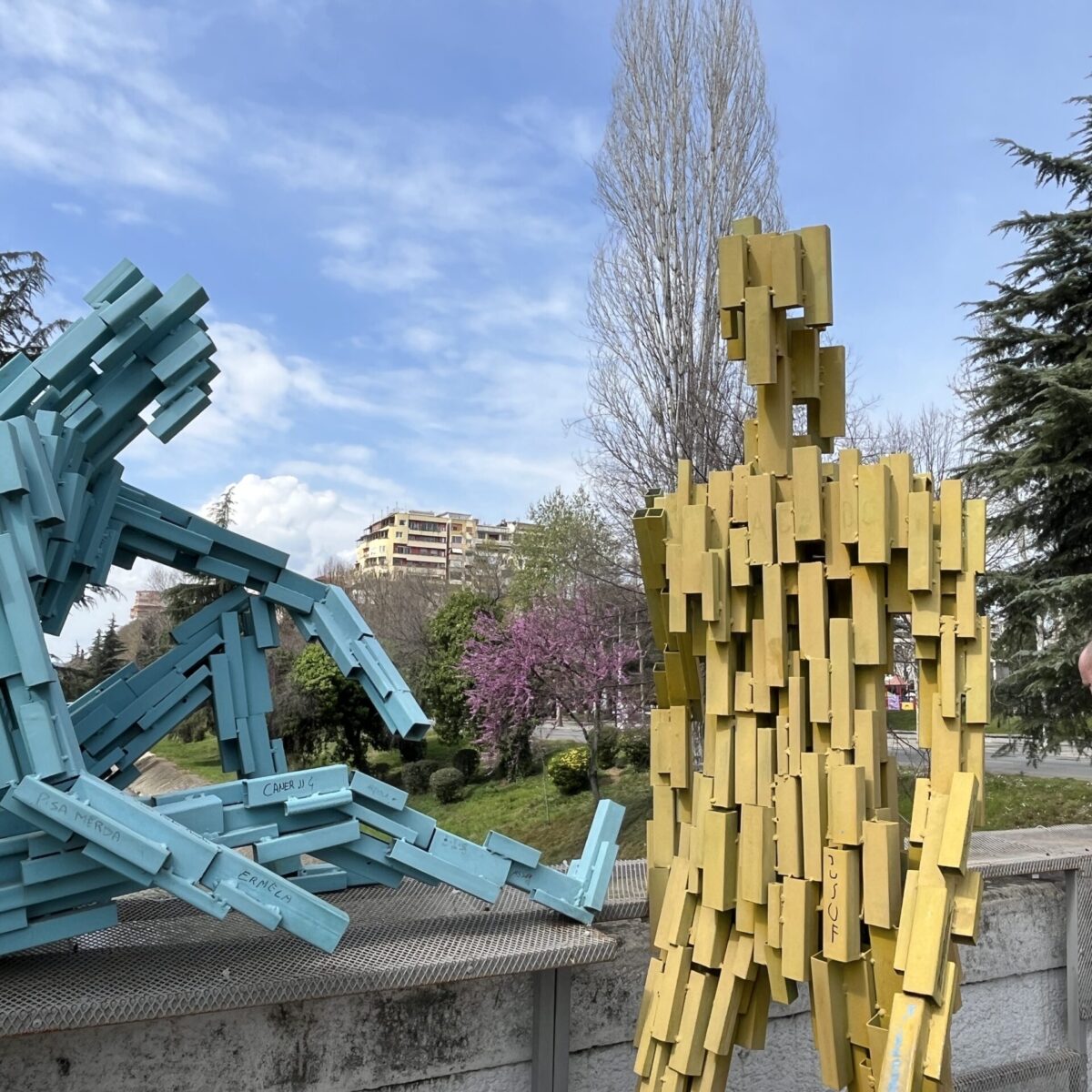 Metalkunst i Tirana - SidderUnderEnPalme Metalkunst i Tirana - SidderUnderEnPalme