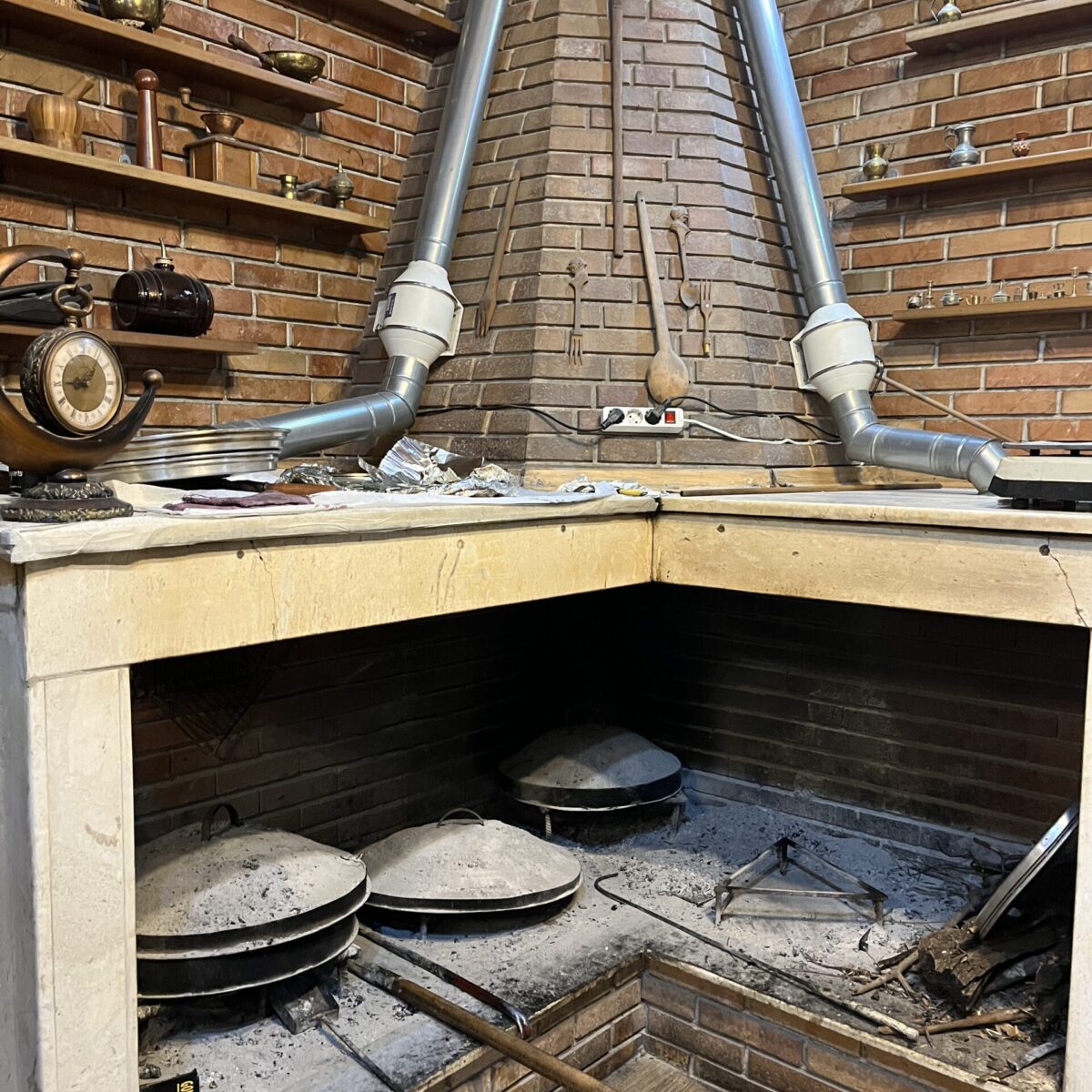 På Sofra e Lakrorit bliver maden lavet i kaminen På Sofra e Lakrorit bliver maden lavet i kaminen