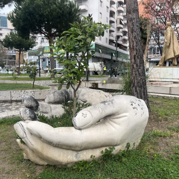 På byens torv i Vlorë På byens torv i Vlorë