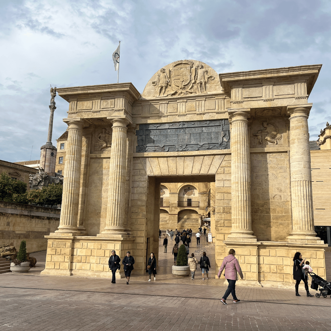 Puerta del Puente i Córdoba - SidderUnderEnPalme Puerta del Puente i Córdoba - SidderUnderEnPalme
