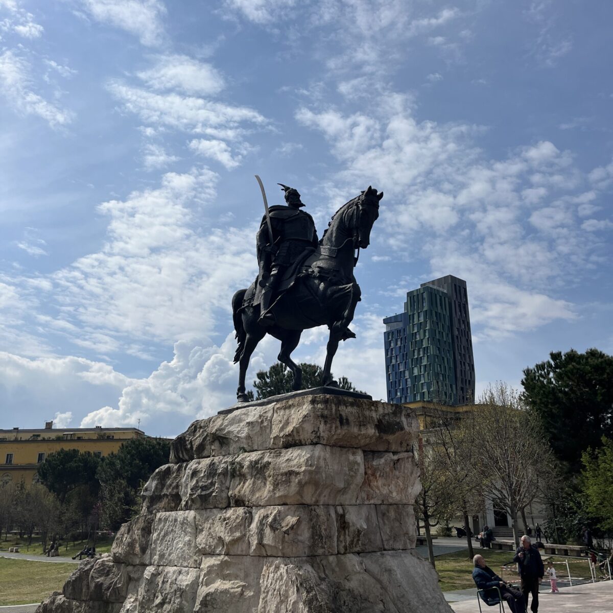 Skanderbegs statue i Tirana - SidderUnderEnPalme Skanderbegs statue i Tirana - SidderUnderEnPalme