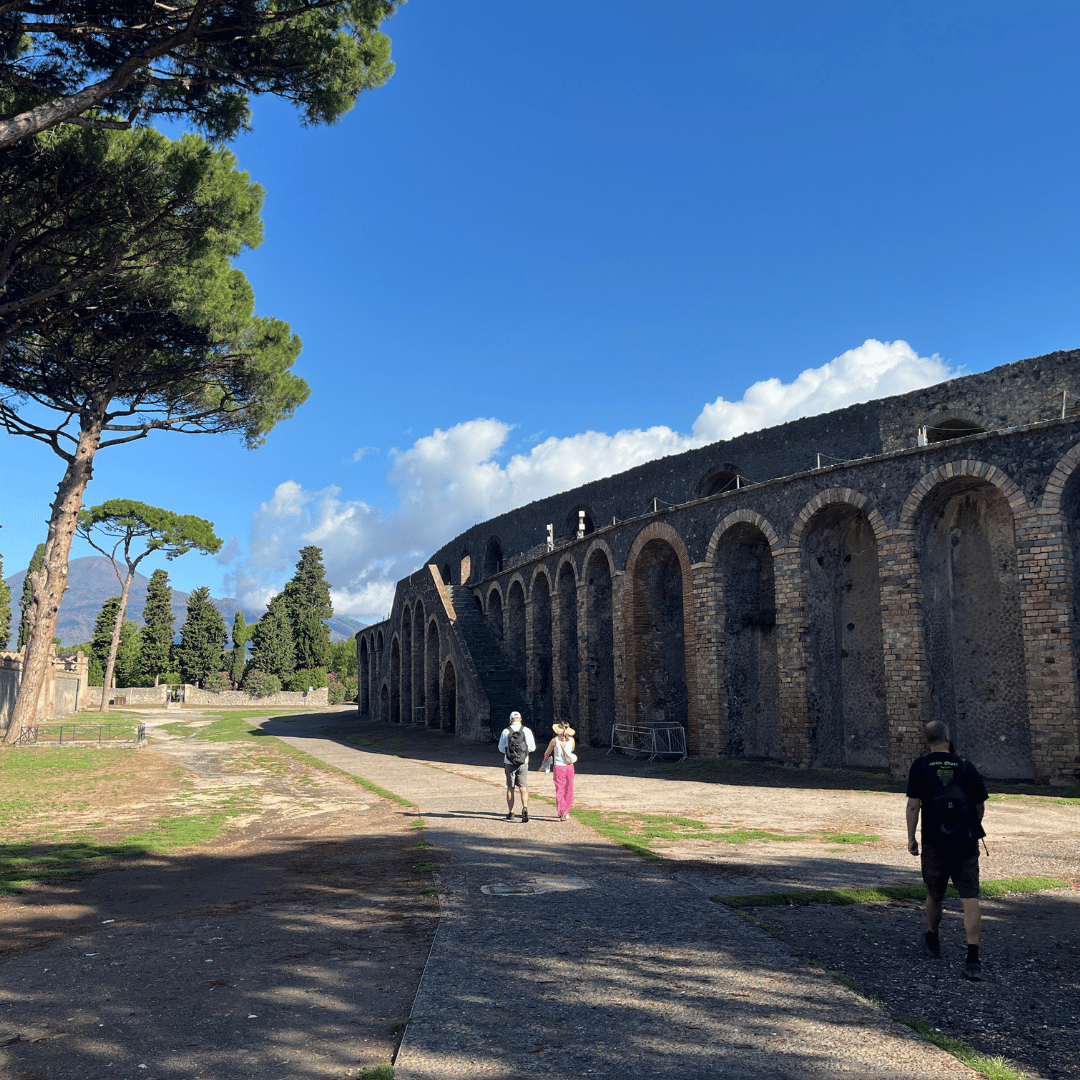 Amfiteatret i Pompei - SidderUnderEnPalme Amfiteatret i Pompei - SidderUnderEnPalme