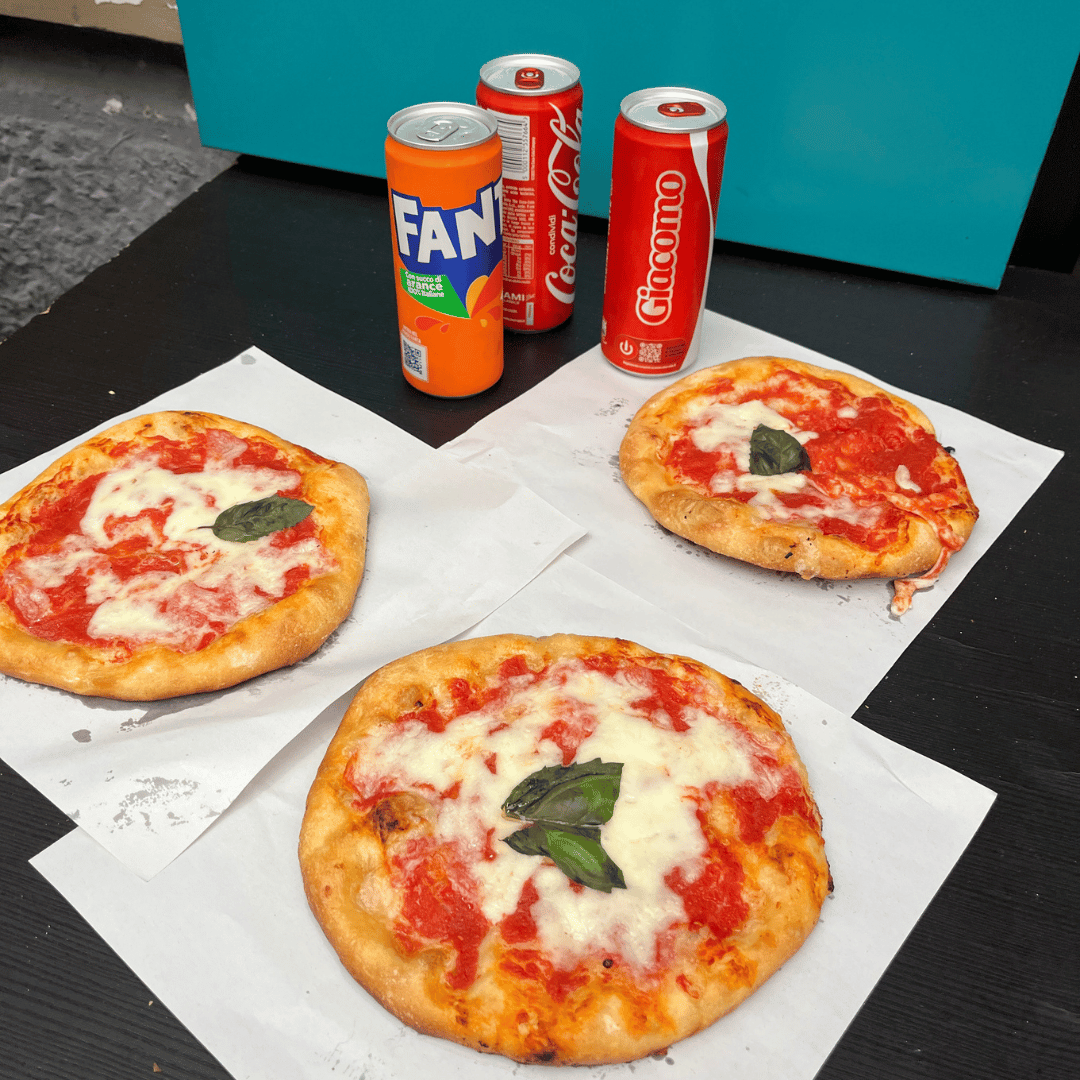 Billig gadepizza i Napoli - SidderUnderEnPalme