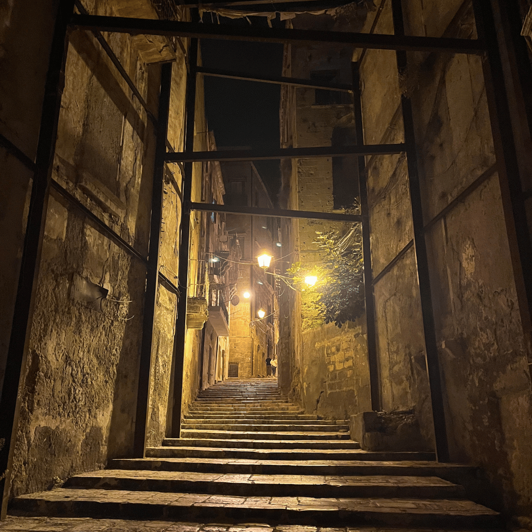 De gamle gader i Taranto Vecchio - SidderUnderEnPalme De gamle gader i Taranto Vecchio - SidderUnderEnPalme