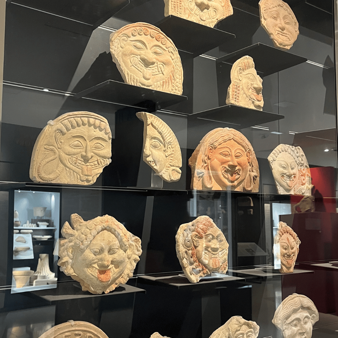 Græske masker på MArTA museum i Taranto - SidderUnderEnPalme Græske masker på MArTA museum i Taranto - SidderUnderEnPalme
