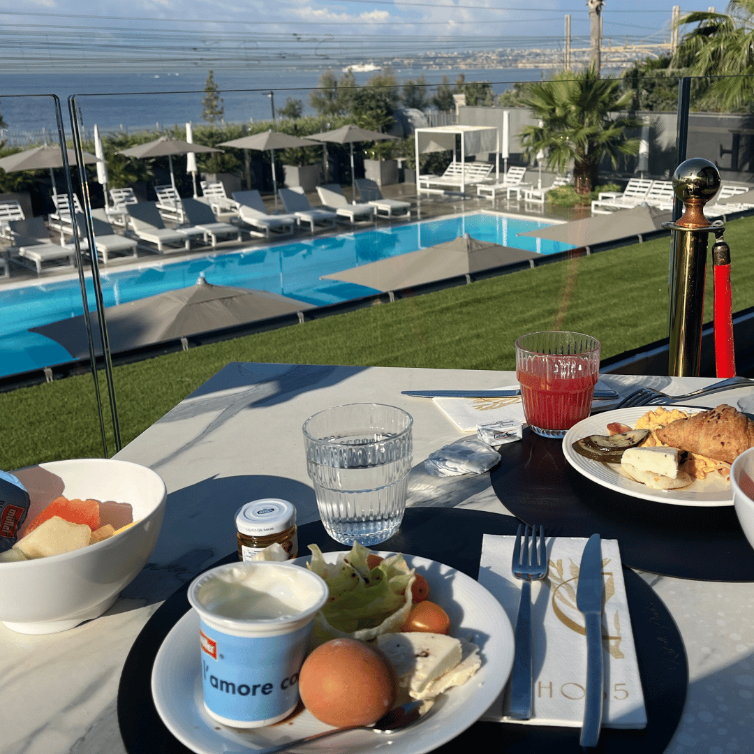 Morgenmad og udsigt på Hotel & Resort Tre Fontane, Napoli - SidderUnderEnPalme Morgenmad og udsigt på Hotel & Resort Tre Fontane, Napoli - SidderUnderEnPalme