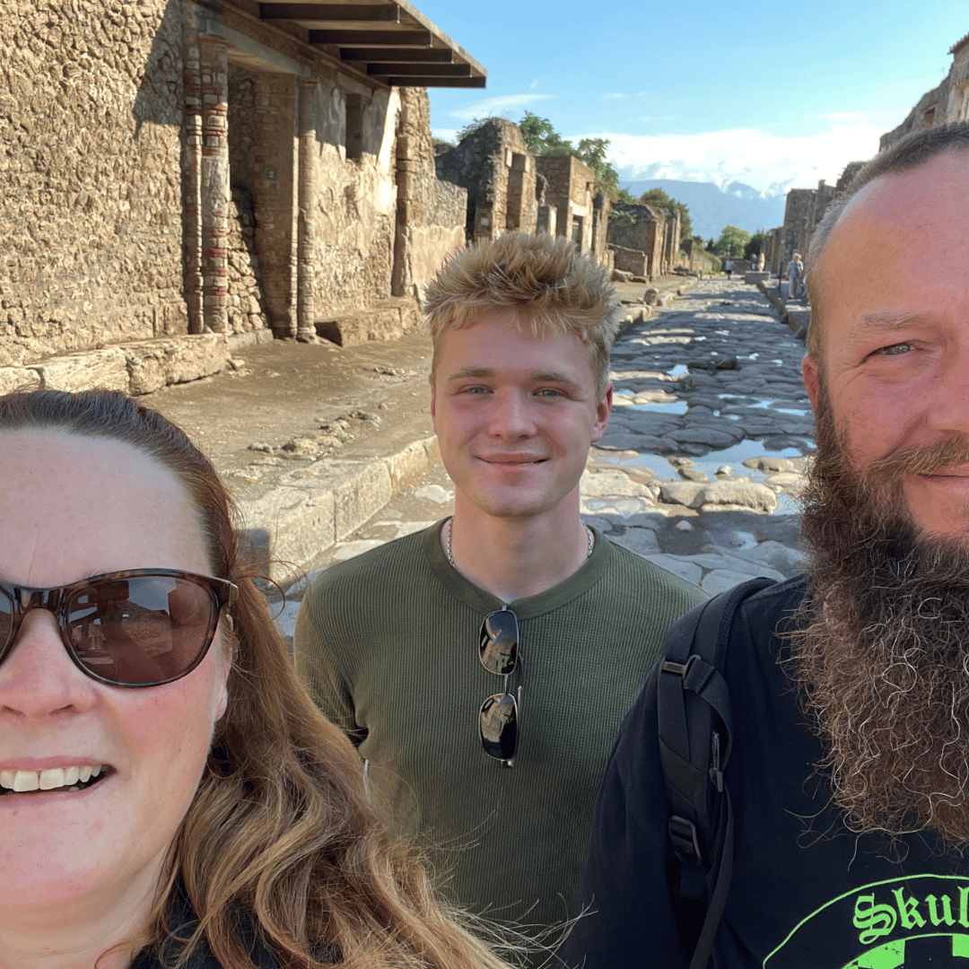 Rune, Ivan og Trine i Pompei - SidderUnderEnPalme Rune, Ivan og Trine i Pompei - SidderUnderEnPalme