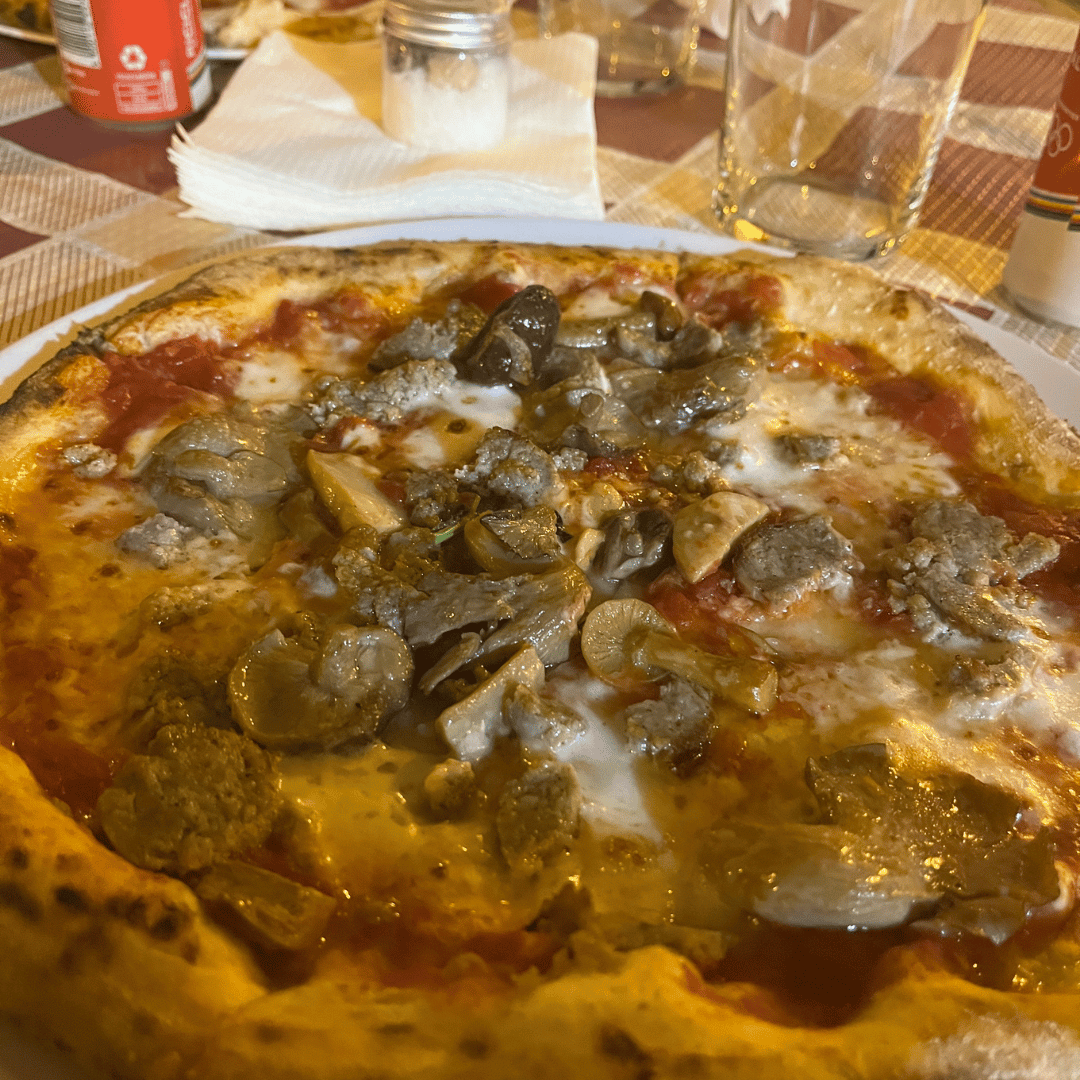 SidderUnderEnPalme - Barletta, Italien - Pizza på Pizzeria Partenopea SidderUnderEnPalme - Barletta, Italien - Pizza på Pizzeria Partenopea