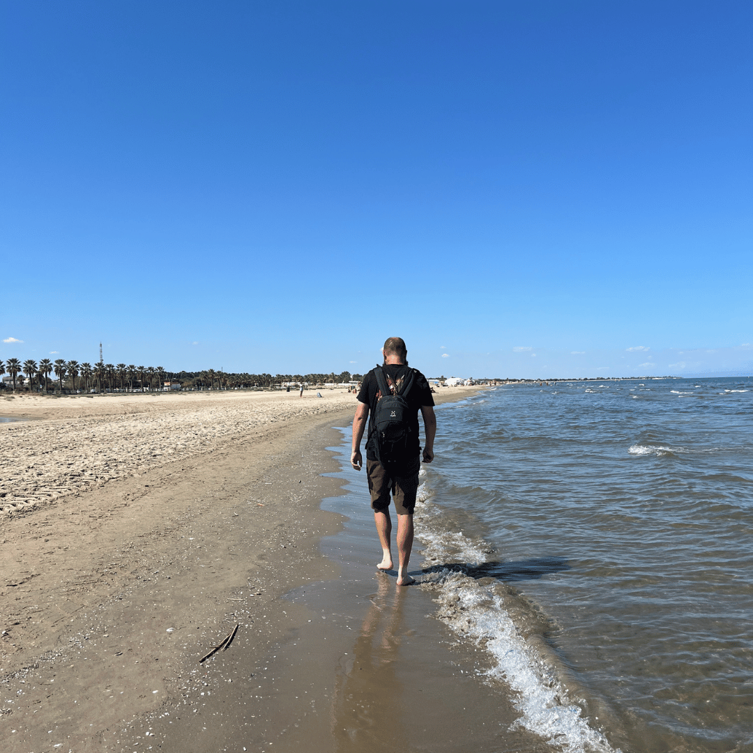 SidderUnderEnPalme - Barletta, Italien - Sandstrandene SidderUnderEnPalme - Barletta, Italien - Sandstrandene