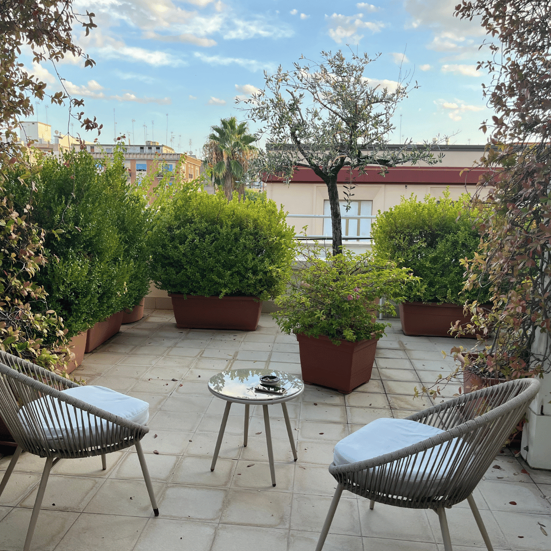 SidderUnderEnPalme - Barletta, Italien - Terrasse på Boutique Hotel Liddo SidderUnderEnPalme - Barletta, Italien - Terrasse på Boutique Hotel Liddo