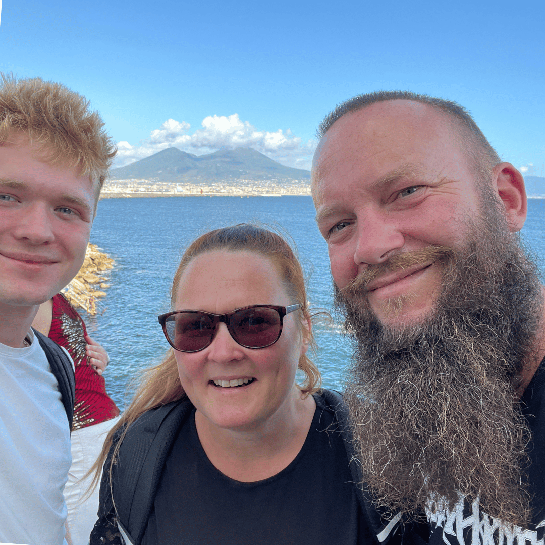 Vesuv er hele tiden synlig i Napoli - SidderUnderEnPalme