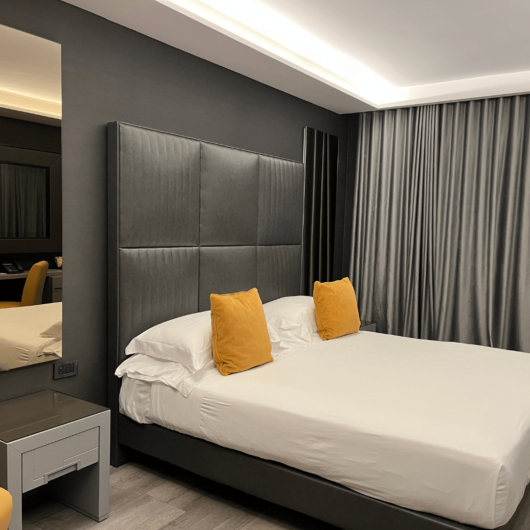 Vores værelse på Hotel & Resort Tre Fontane, Napoli - SidderUnderEnPalme Vores værelse på Hotel & Resort Tre Fontane, Napoli - SidderUnderEnPalme